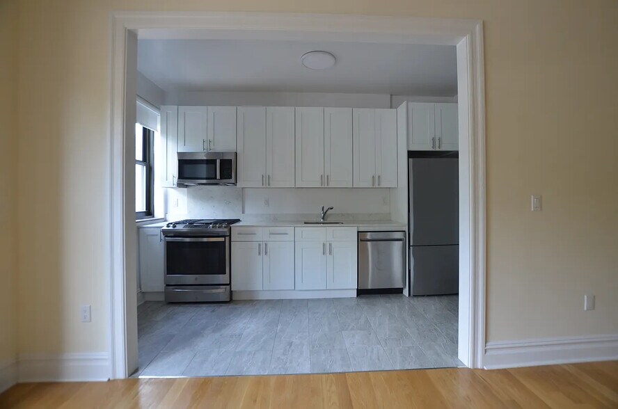 Building Photo - 257 W 97th St