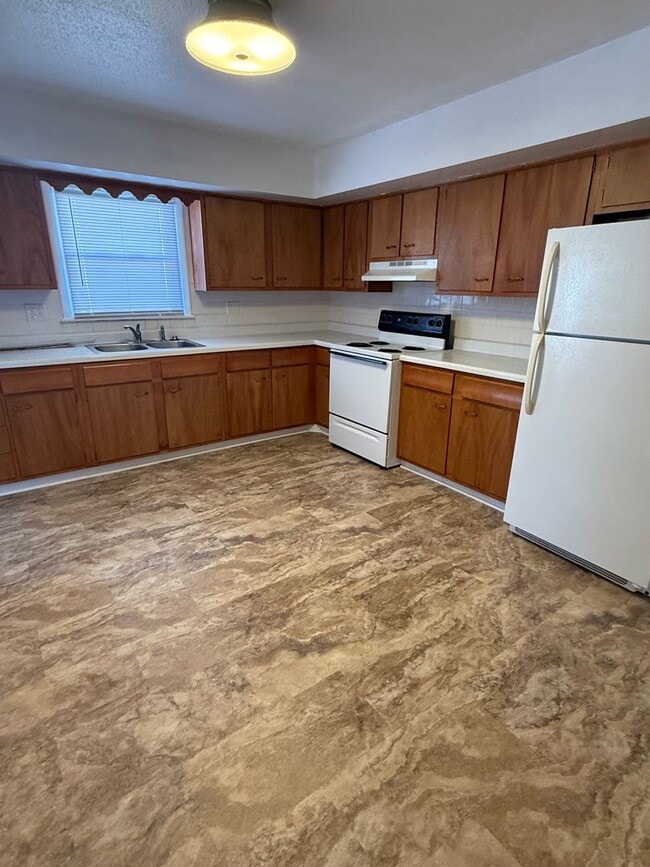 Building Photo - 101-103 N Redwood Ln