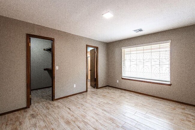 Building Photo - 1425 Venus Cir