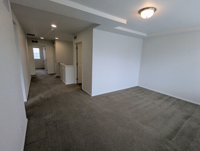 Building Photo - MASSIVE 4-BEDROOM, 3-BATHROOM HOME NEAR DI...