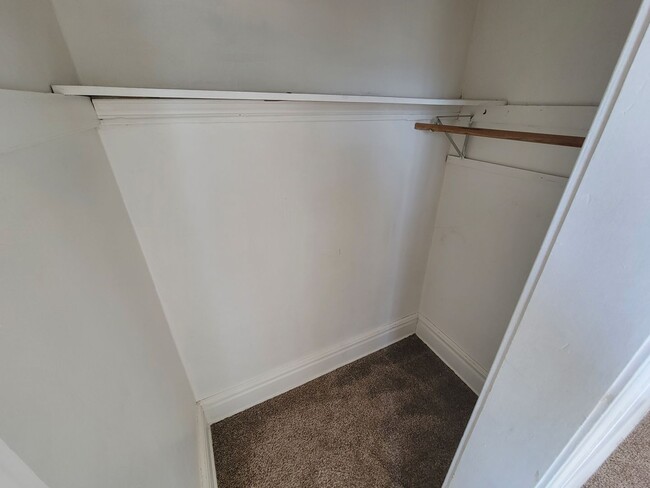 Building Photo - AVAILABLE JULY - 3 BED 1 BATH