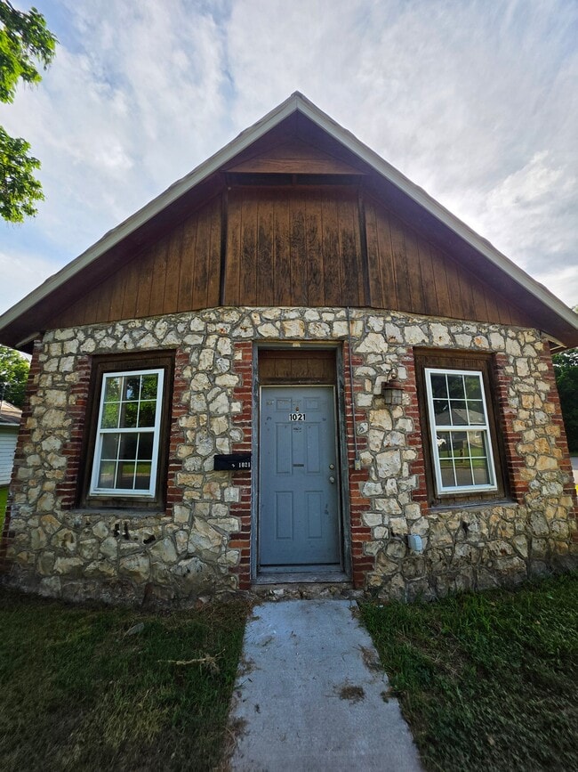 Building Photo - 1021 N Vinita Ave