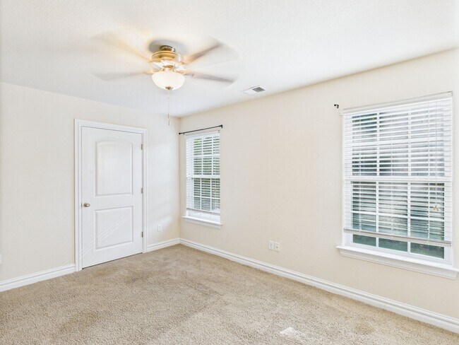 Building Photo - Spacious 4-bedroom, 3-bathroom home in Che...
