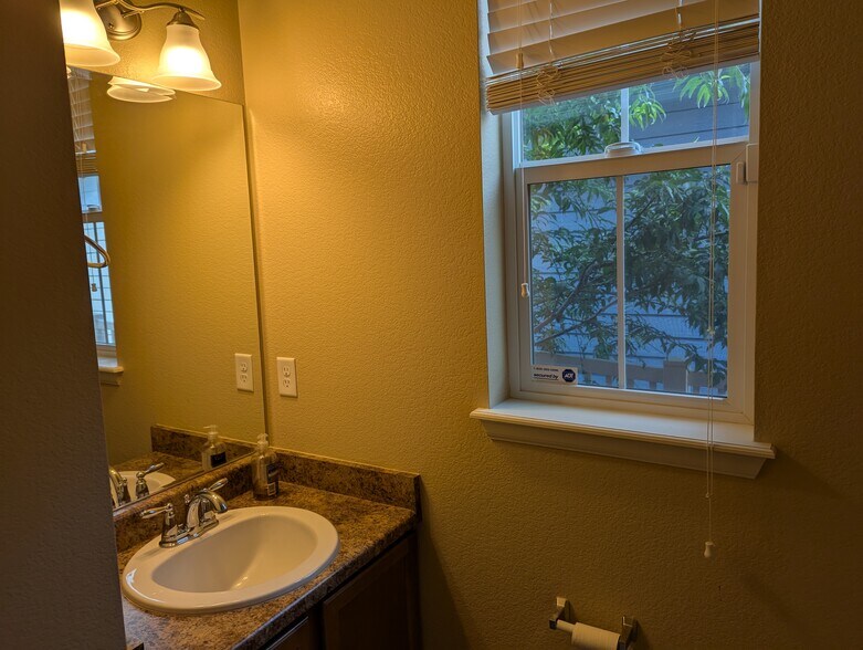 Building Photo - 1326 Bluemoon Dr