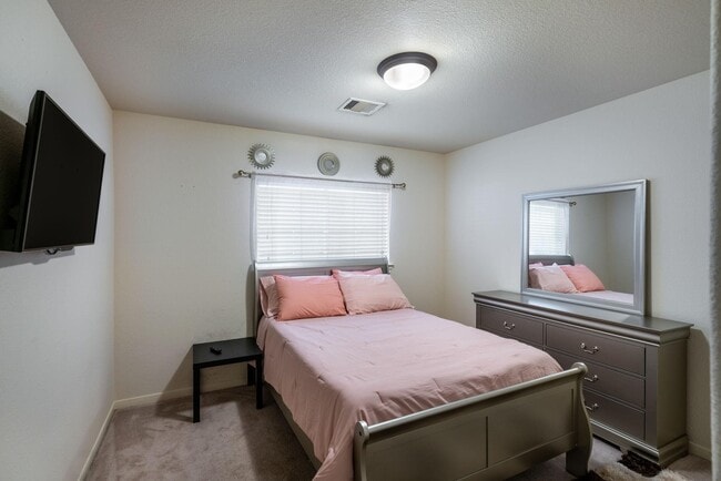 Building Photo - 3210 Clearview Cir