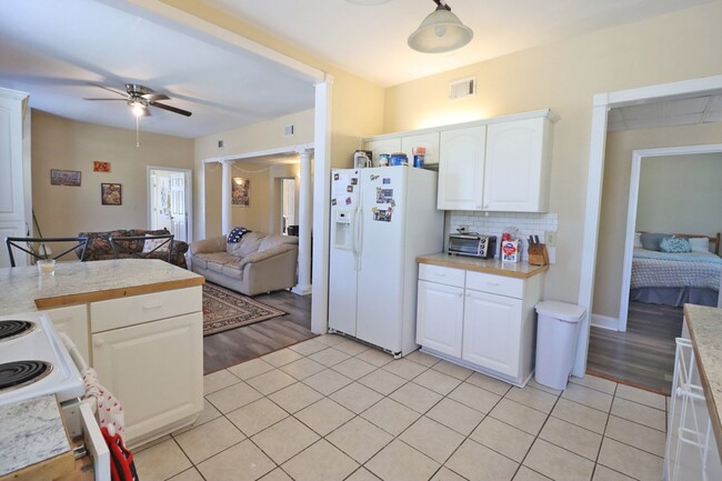 Building Photo - 4BR/2.5BA Urban Charm Meets Creative Energ...