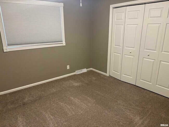 Building Photo - 6930 N Fox Point Dr