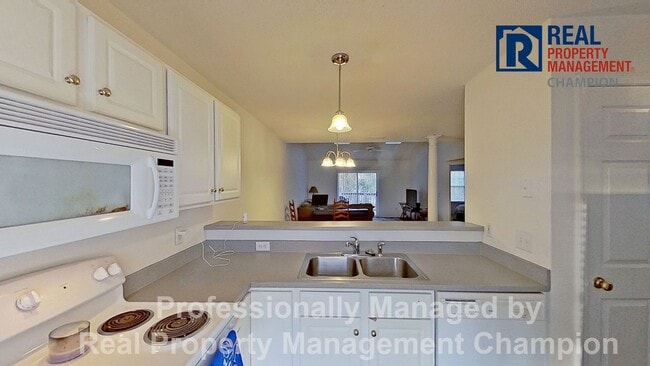 Building Photo - Upper Level Condo in Holton Place w/Community Pool