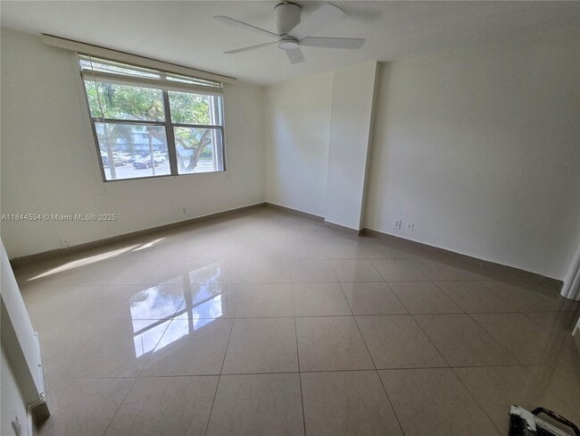 Building Photo - 115 Royal Pk Dr