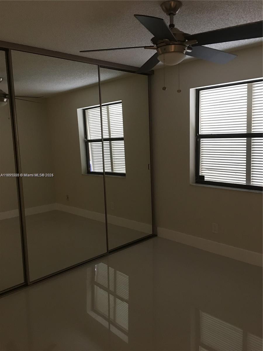 Building Photo - 10951 N Lakeview Dr