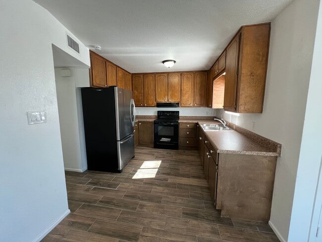 Building Photo - REMODELED 3 BEDROOM IN TOWN!