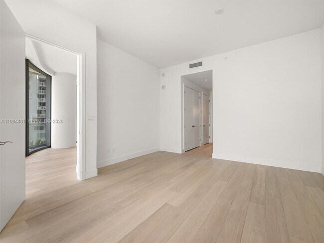 Building Photo - 175 25