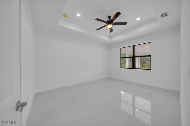 Building Photo - 708 Poinsettia Ave