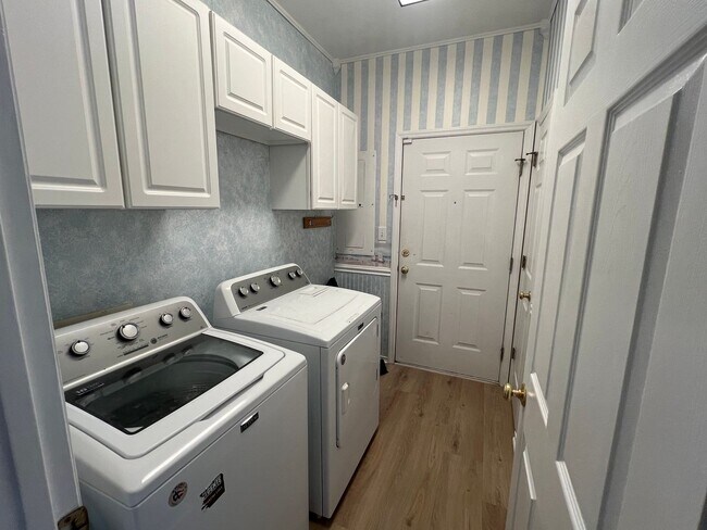 Building Photo - 123 Forest Green Dr