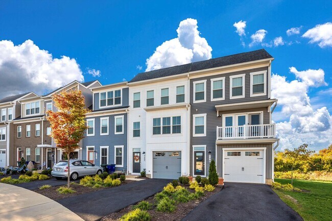 Building Photo - The Enclave At Gambrill View