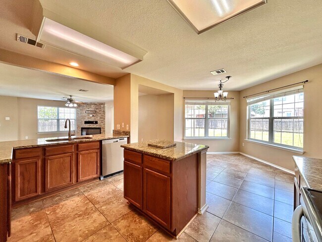 Building Photo - Spacious 4/BR 2.5/BA Home with Large Fence...