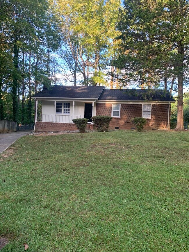 Building Photo - 3 BEDROOM BRICK RANCH WITH FENCED IN BACK ...