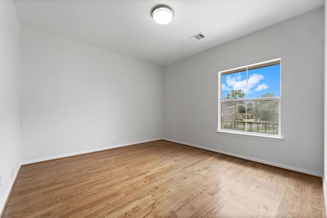 Building Photo - 309 Lakeside Ln