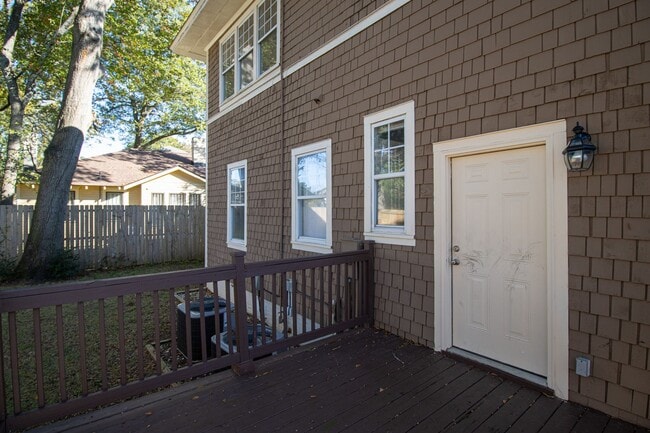 Building Photo - Immediate move-in! Short-term lease! Spaci...