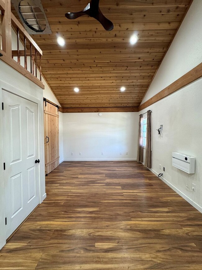 Building Photo - Charming Remodeled Cottage Home in Oak View