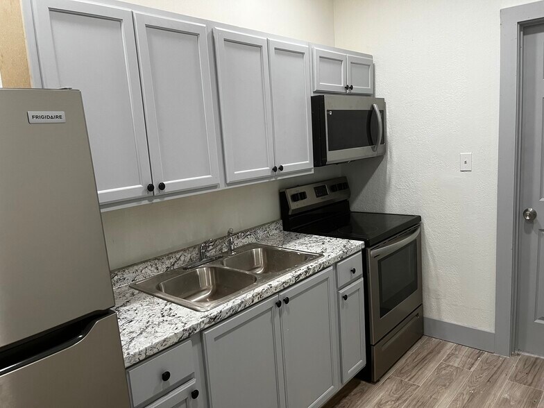 Building Photo - 1914 W Wildwood Dr