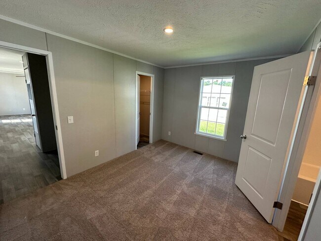 Building Photo - 31 Highlander Ave