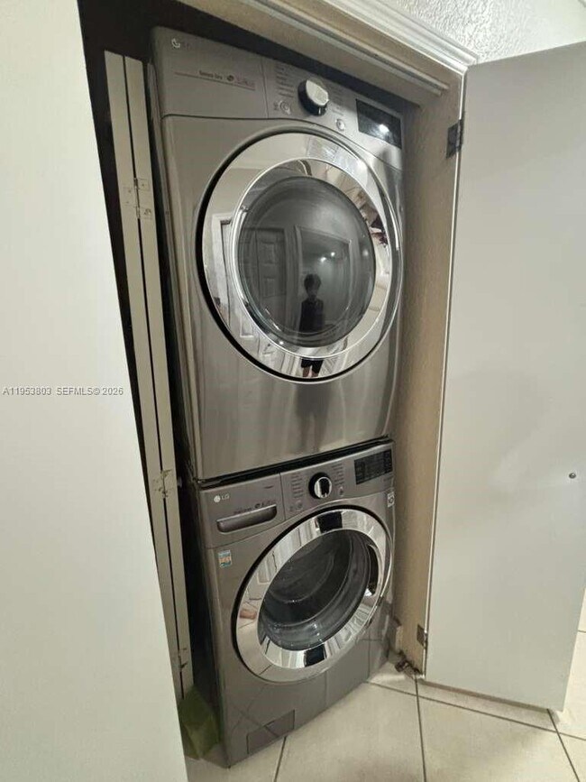 Building Photo - 2733 NE 3rd Ct