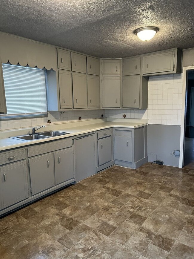 Building Photo - JANUARY MOVE IN SPECIAL!! FIRST MONTH FREE!