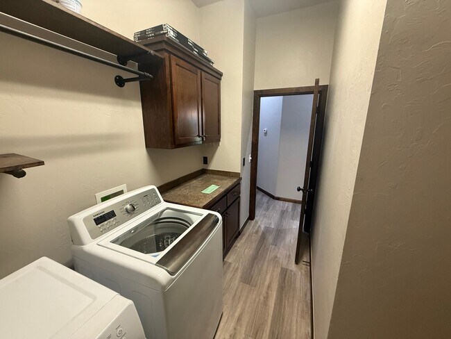 Building Photo - 3 bed plus office, Neighborhood amenities include a neighborhood pond, Pool and playground!