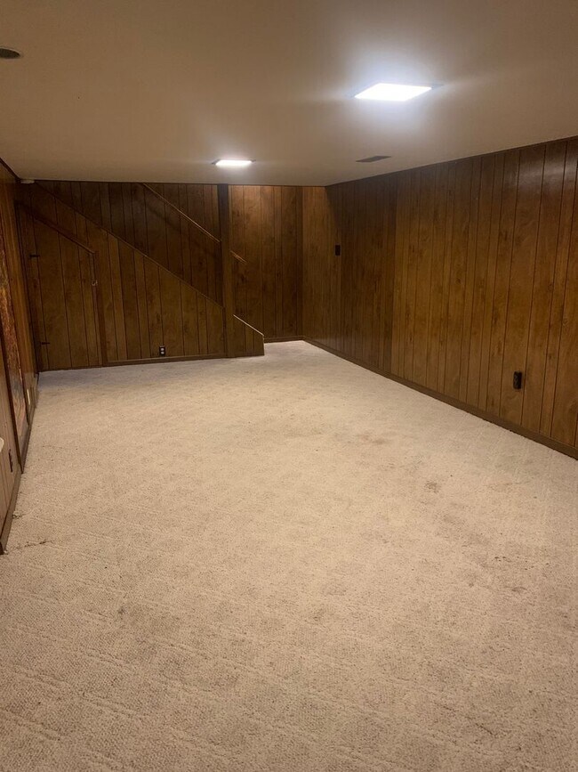 Building Photo - 3 bedroom, 1.5 Bath Home located near Skyv...