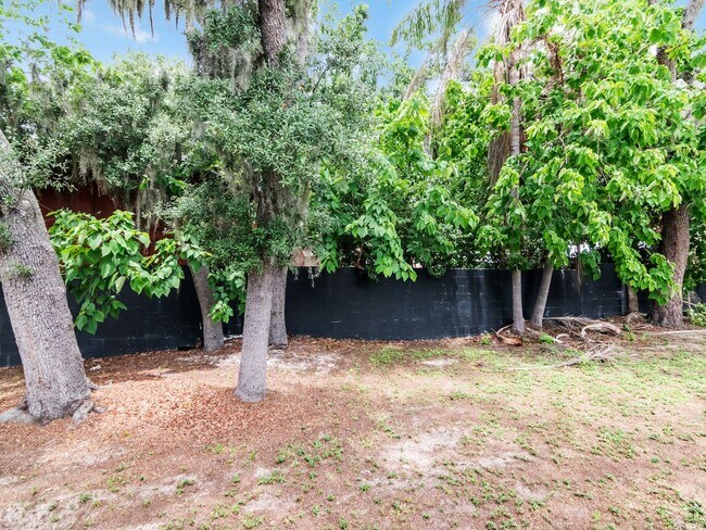 Building Photo - Move-In Ready 1BR/1BA Duplex in Brandon, FL — $1,295/Month, Across from Brandon Mall