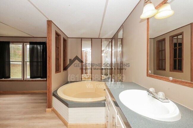 Building Photo - 5576 Hargrove Rd