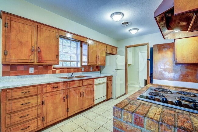 Building Photo - 6426 Chapman Dr
