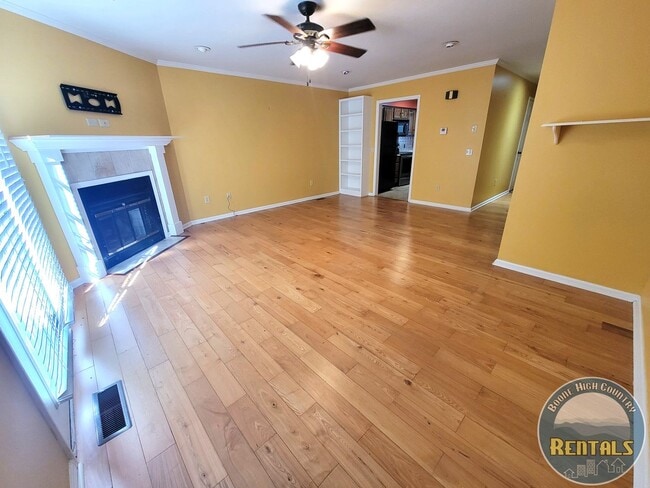 Building Photo - Charming 2BR/1.5BA Townhome Near the Greenway!