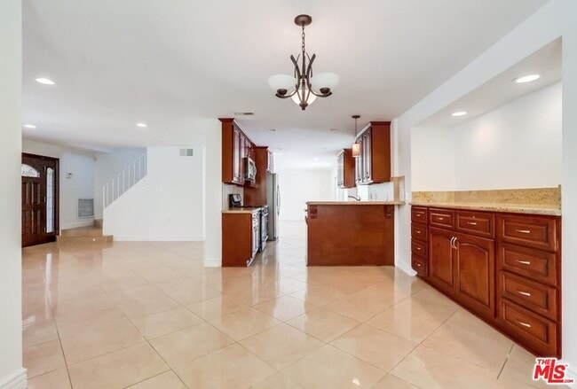 Building Photo - 687 Mt Carmel Dr