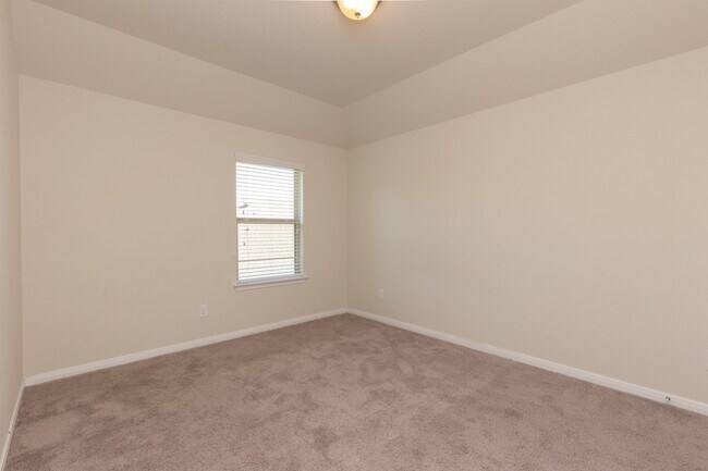 Building Photo - 10 Log House Ct