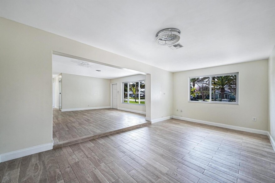 Building Photo - 2611 NE 16th St