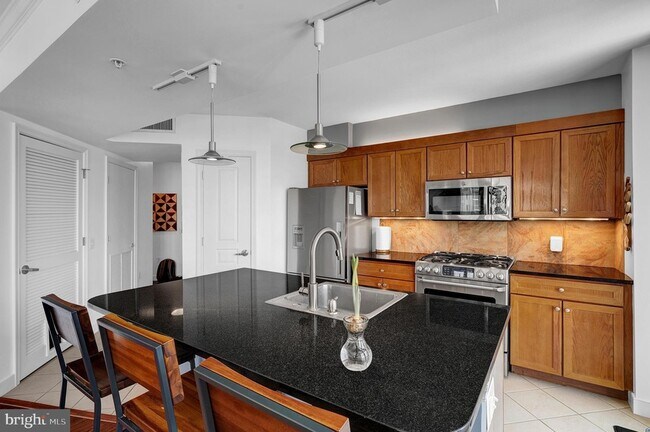 Building Photo - 616 E Street NW Unit 1118