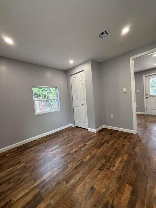 Building Photo - 4265 SW 62nd Ave