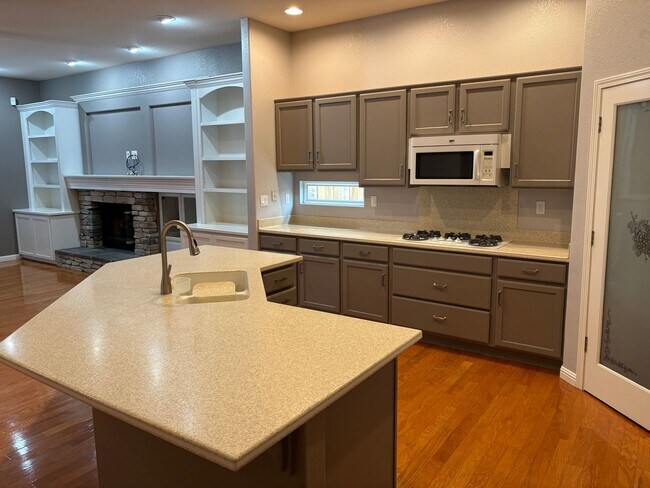 Building Photo - Lakeside Community Beauty