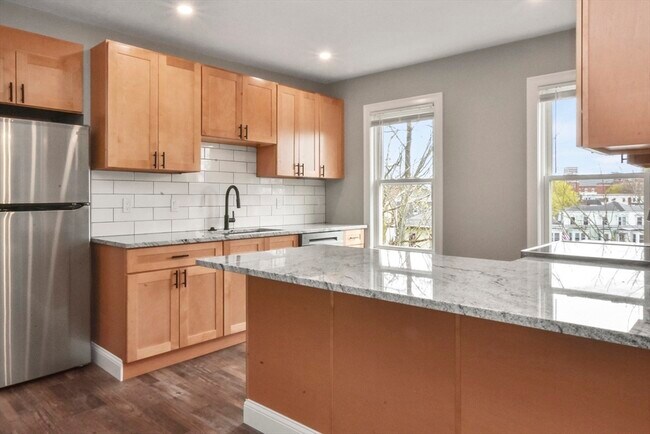 Building Photo - 27 Oak St