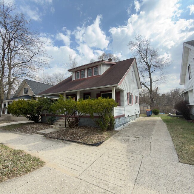 Building Photo - Charming 3 bedroom home with laundry included!