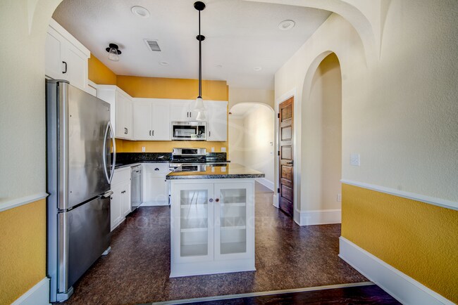 Building Photo - 210 Taylor St