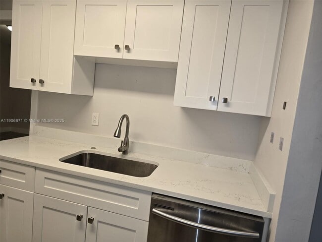 Building Photo - 5022 SW 93rd Ave