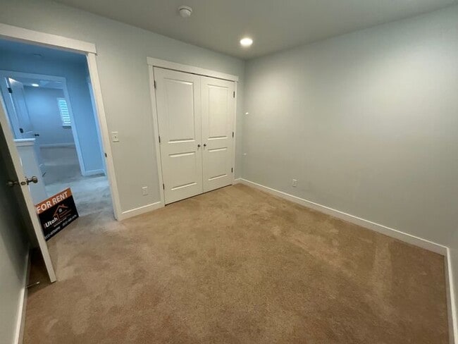 Building Photo - 4 bdrm 3 bth Home 2 Car Garage- Small Dog ...