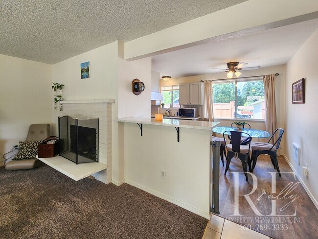 Building Photo - Earthy Warm and Inviting 3-Bd Rambler