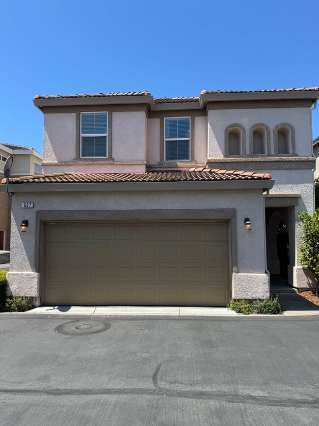 Building Photo - Beautiful 3 Bed, 2.5 Bath Green Valley Sin...