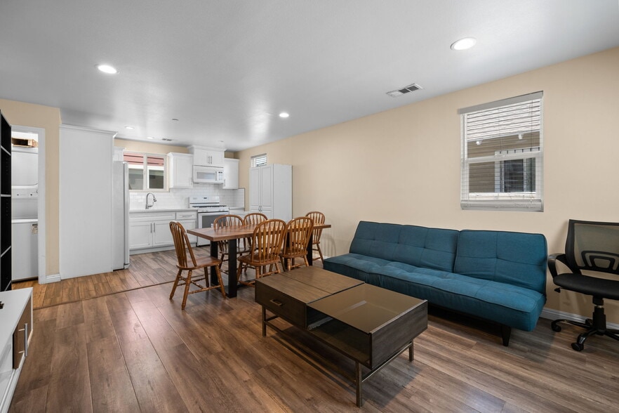 Building Photo - 1327 W 37th Pl