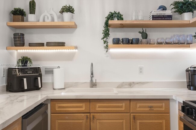 Building Photo - 2301 Collins Ave