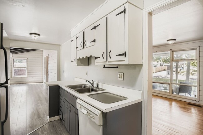 Building Photo - Charming Ranch Home with Spacious Yard and...